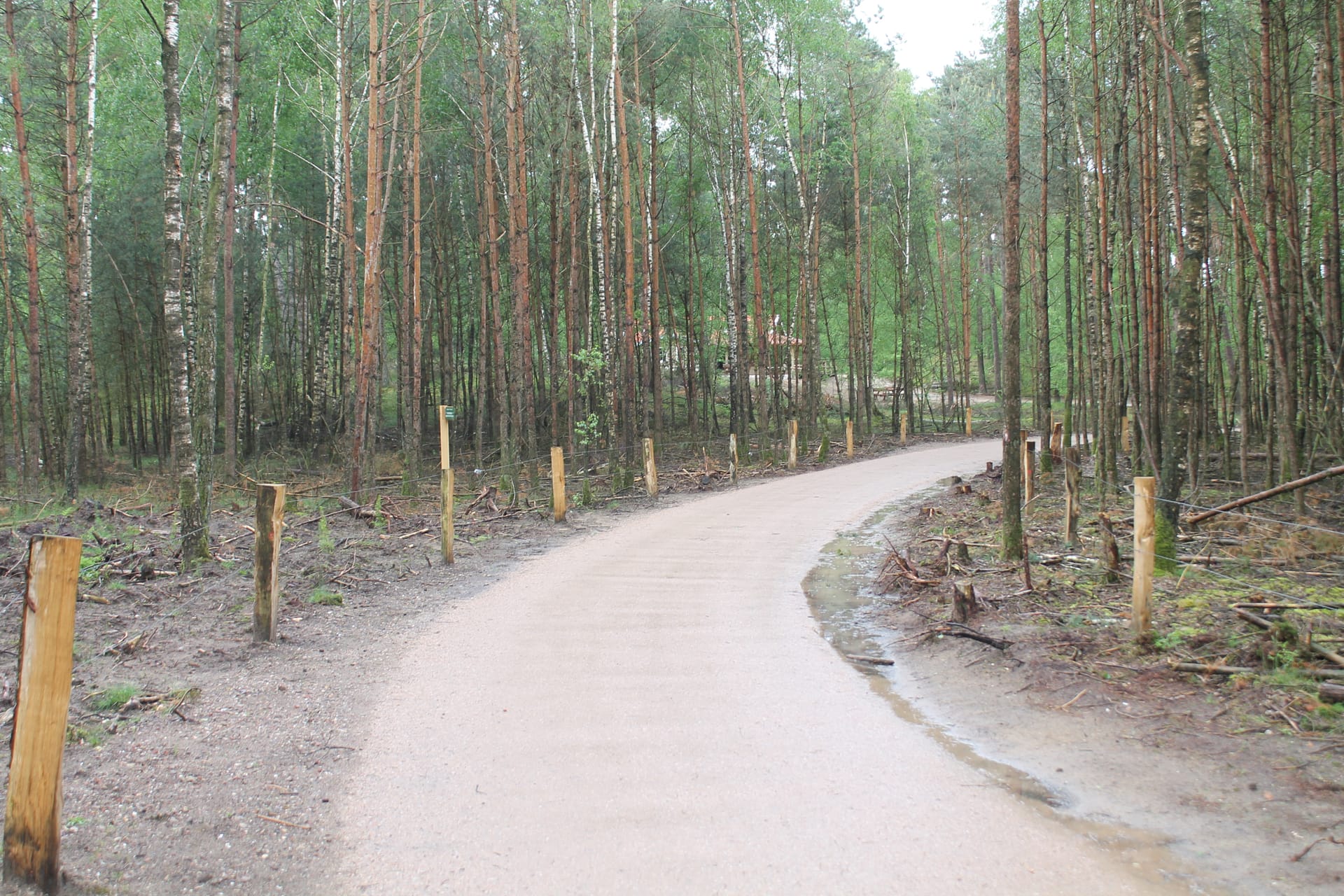 Afrastering en landelijk zandpad