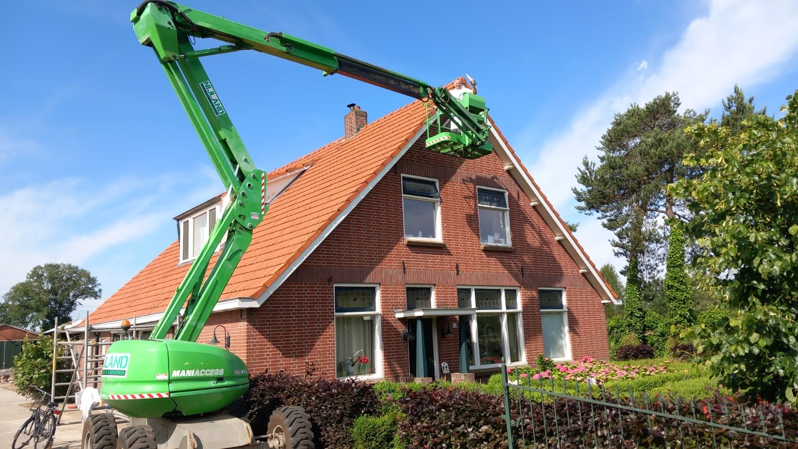 Manitou ATJ 160 hoogwerker in gebruik bij een woning